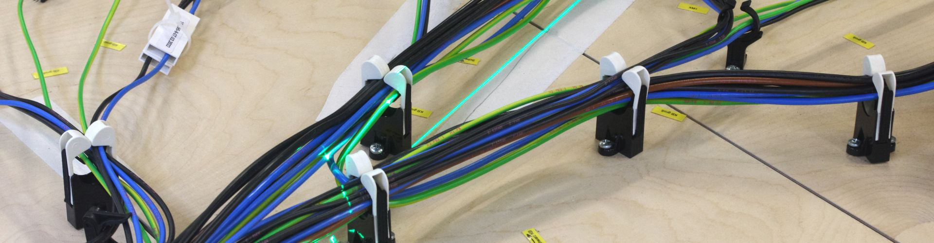 Laser projection on the assembly board in wire harness production